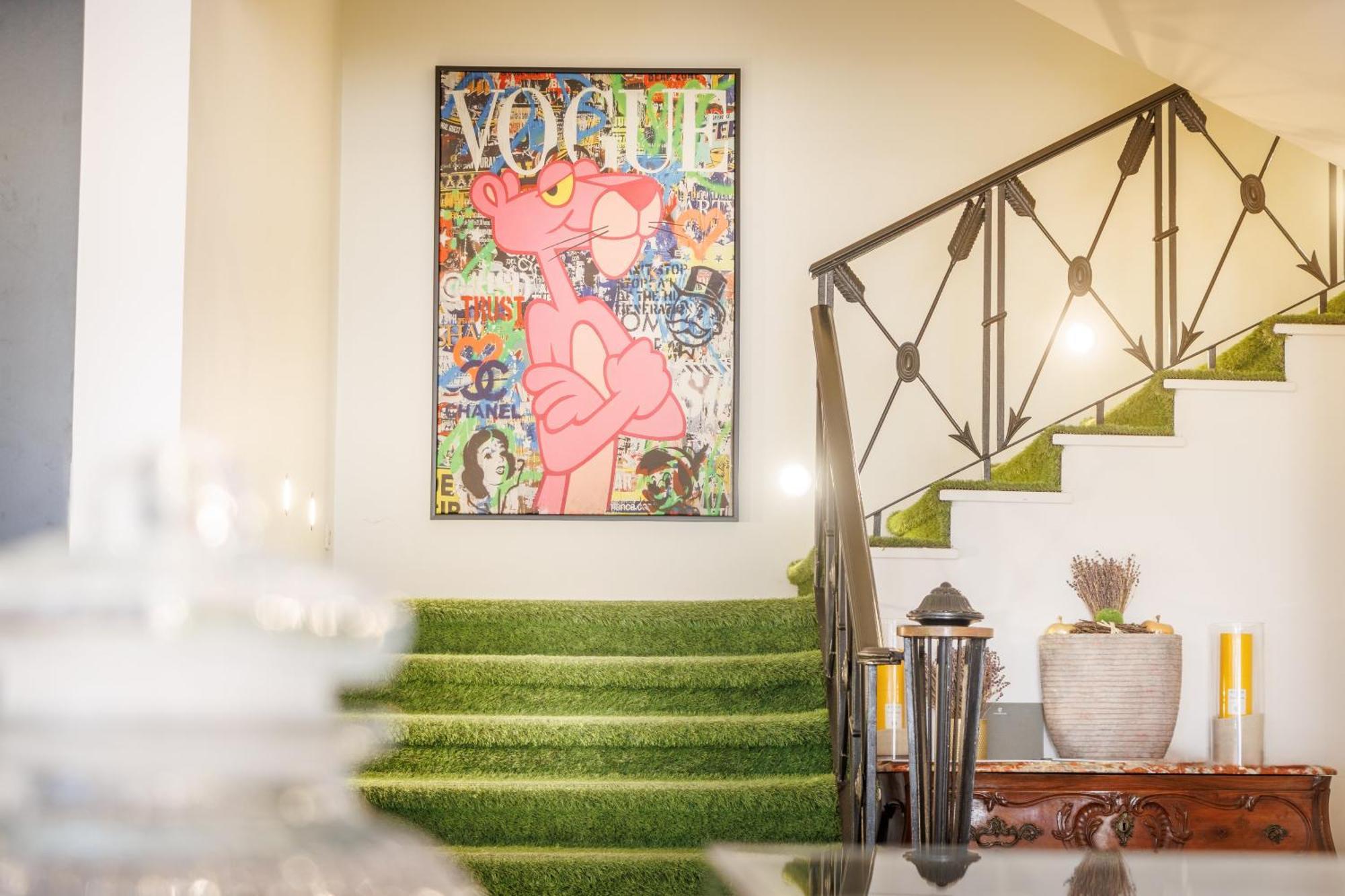 Belfry & Spa By Ligne St Barth Lourdes Ngoại thất bức ảnh Installation of a painting by the artist